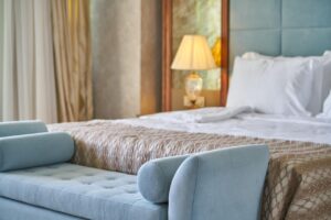 海辺の温泉ホテルでリモートワークをするための予約方法は？