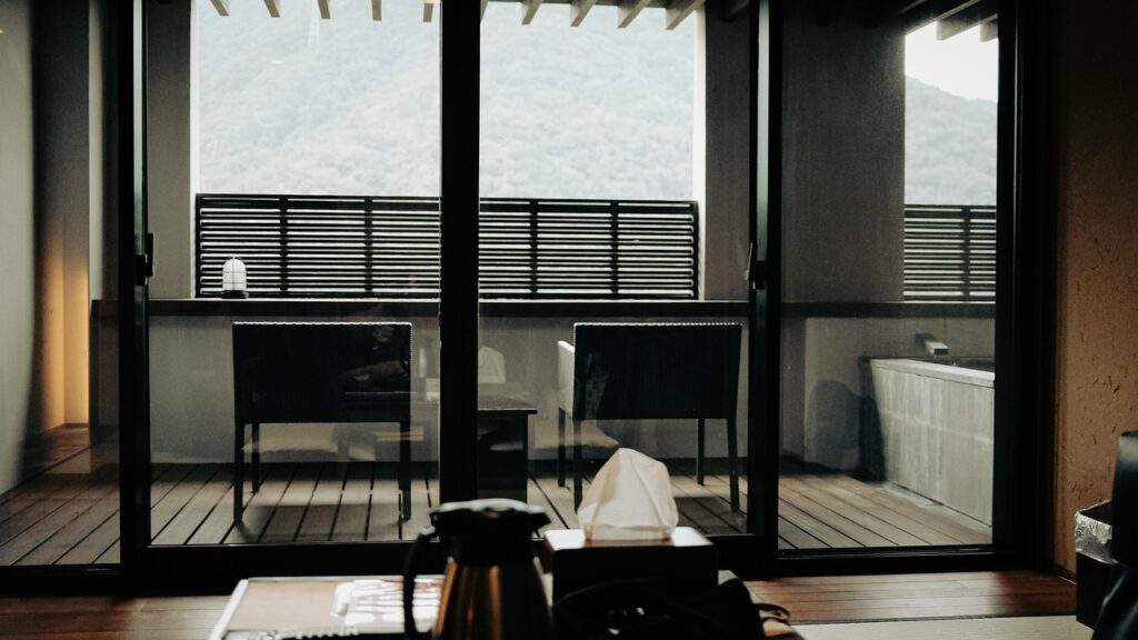 自然に囲まれた温泉旅館でノマド生活を楽しむための料金はどれくらい？