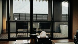 自然に囲まれた温泉旅館でノマド生活を楽しむための料金はどれくらい？